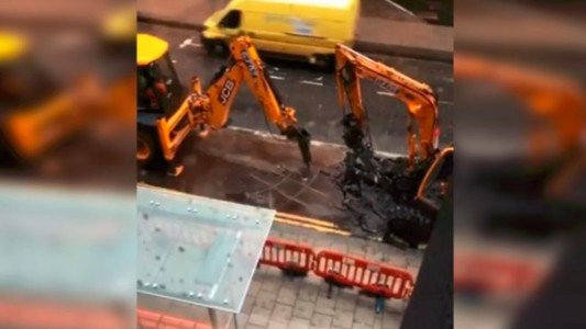 Dos excavadoras jugaron al Ta-Te-Ti y el video se viralizó en las redes