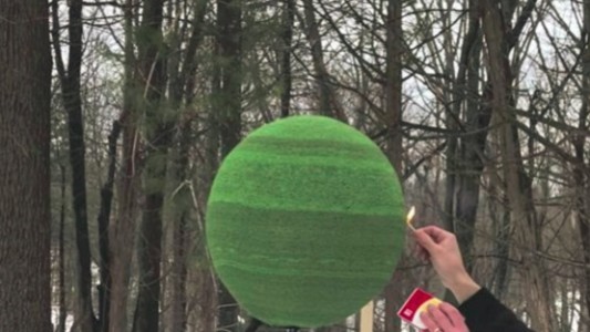 Construyó una increíble esfera con 42.000 fósforos y luego la quemó