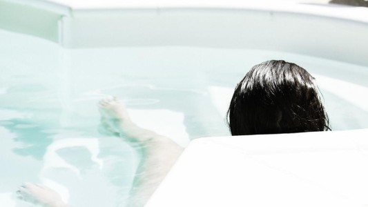 Murió electrocutada cuando intentaba sacarse una "selfie" en la bañera