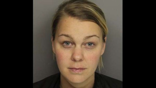 Detuvieron a una docente a la que hallaron desnuda en un auto con un alumno