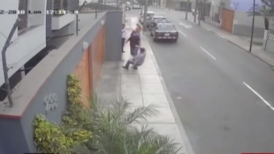 Video: noqueó al encargado de un edificio que salió increparlo cuando su perro orinaba en la vereda