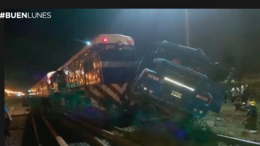 Un tren del Sarmiento embistió a un camión