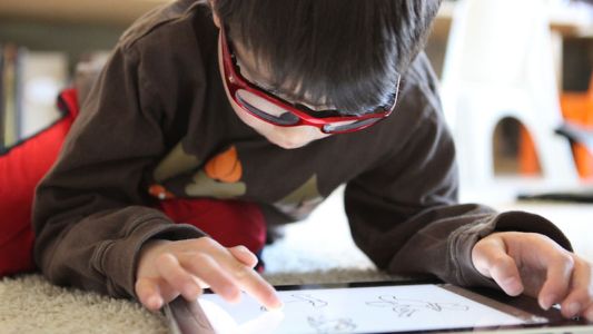 Tres de cada 10 adolescentes tendrán miopía en 2020 por usar mal celulares y tablets