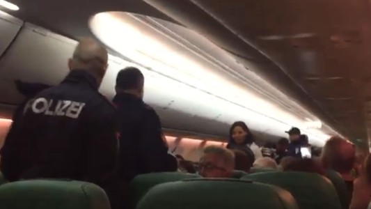 Un avión debió realizar un aterrizaje de emergencia por culpa de las "flatulencias" de un pasajero