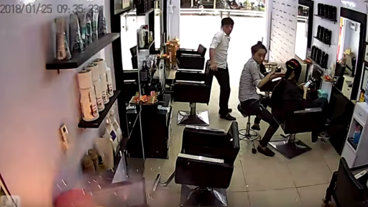 Video: un iPhone explotó en una peluquería y causó el pánico de todos