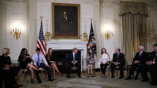 Trump propone que los docentes vayan armados a la escuela para evitar masacres