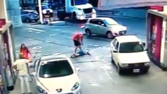 Video impactante: frenó a golpes a un motochorro que intentó asaltarlo