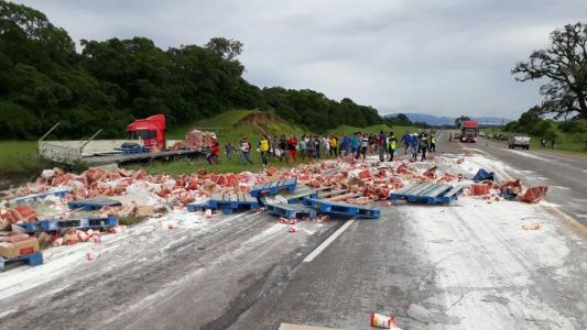 Volcó un camión que transportaba harina y la gente que pasaba se llevó la mercadería