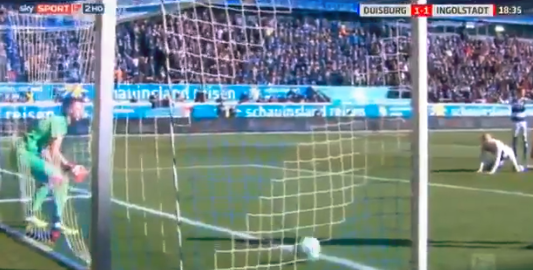 Insólito: un arquero se fue a tomar agua en pleno partido y lo golearon