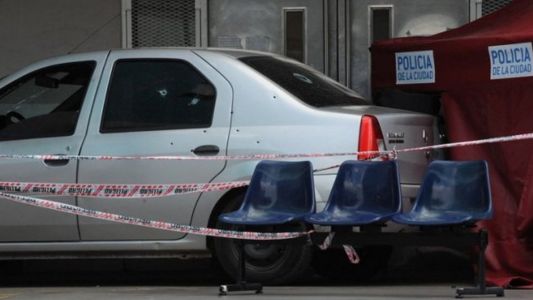 Delincuentes se tirotearon con un policía cerca del hospital Santojanni: uno murió y otro está internado