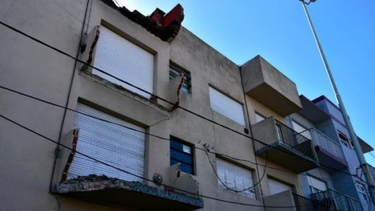 Se desmoronaron tres balcones de un edificio en Mar del Plata, una mujer resultó herida