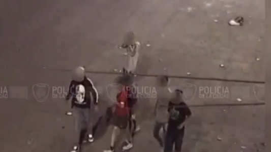 Video: seis menores armados con escopetas atacaron a un hombre en Flores