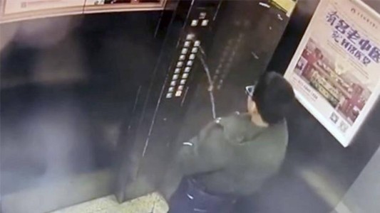 Video viral: un chico hizo pis en los botones del ascensor y quedó encerrado
