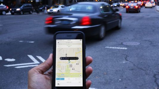 Uber sigue a los taxis y anuncia un aumento de tarifas