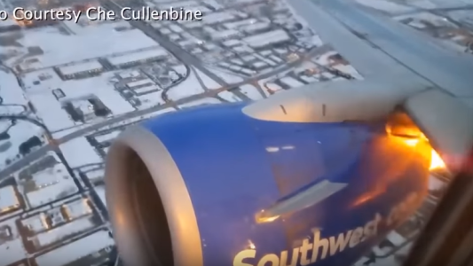 Video: explotó el motor de un avión que llevaba más de 100 pasajeros a bordo