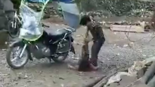 Horror en China: un hombre ató a su hija a una moto y la arrastró por la calle
