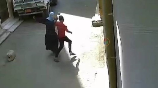 Video: la mujer egipcia que se defiende y se transformó en un símbolo contra el acoso callejero