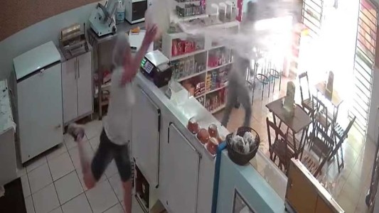 Video viral: una empleada ahuyenta a un ladrón al tirarle un baldazo de agua