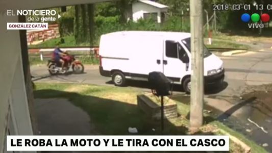 Video: Le roban la moto en la barrera y le tira con el casco
