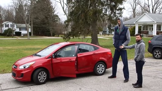 Video: así se mete en el auto un jugador de básquet de 2,31 metros