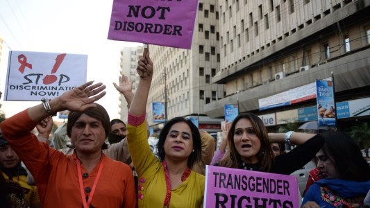 Atacan y tiran huevos a mujeres trans durante una marcha