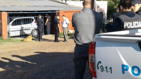 Un hombre mató a su expareja y a uno de los policías que la custodiaba