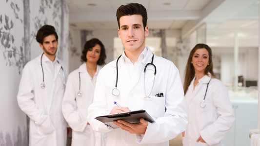 Médicos de Canadá protestan porque les aumentaron mucho los sueldos