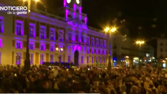 #8M en el mundo: cacerolazo en España, flores en Rusia, Torre Eiffel iluminada