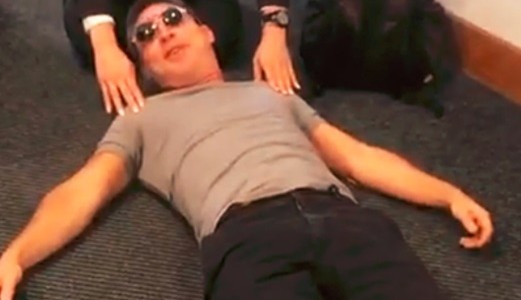 ¿Qué le pasó a Adrián Suar?: fue atendido en el aeroparque por una azafata