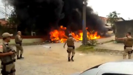 Video impactante: el momento que se estrella un helicóptero secuestrado para la fuga de un preso