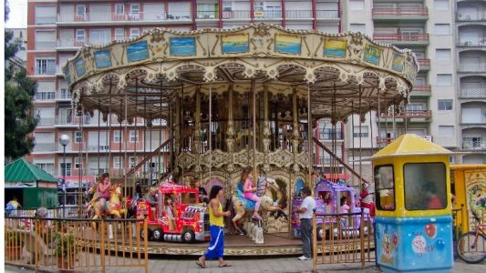 Ante la sorpresa de los vecinos de Mar del Plata, desmontaron la calesita de Plaza Colón