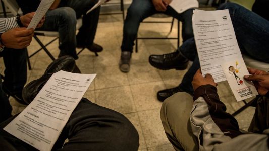 Cómo son los cursos de reeducación de hombres para evitar el machismo