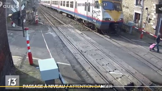 Cruzó las vías con la barrera baja y se salvó raspando