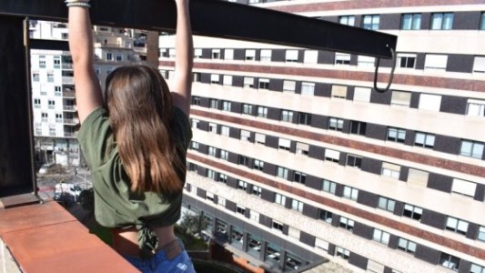 Rescataron a una joven que se colgó de una azotea para sacarse una foto