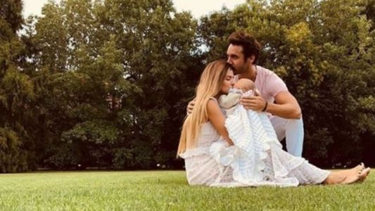 La tierna imagén de Vicuña durmiendo con su hija Magnolia