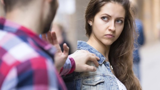 Miradas lascivas, piropos o silbidos serán multados en Francia hasta con 1.500 euros