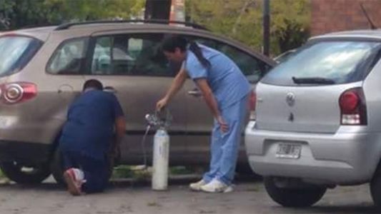 Denuncian que empleados de un hospital utilizan tubos de oxígeno para inflar las ruedas del auto