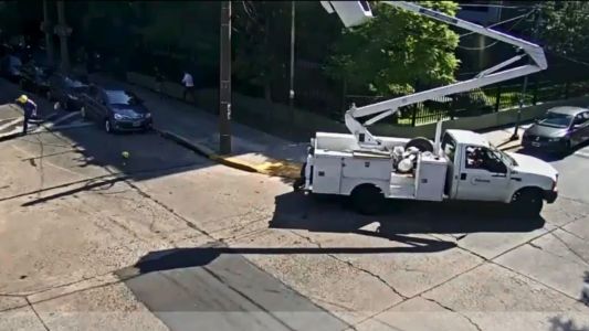Locura en la calle: se subió a una grúa que cortaba el tránsito, la corrió para pasar y casi mata a un operario