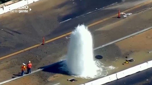 Un géiser en la autopista, el Papa contra el viento y un penal giratorio