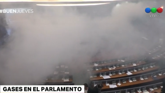 Tiraron gases lacrimógenos en el Parlamento para impedir una votación