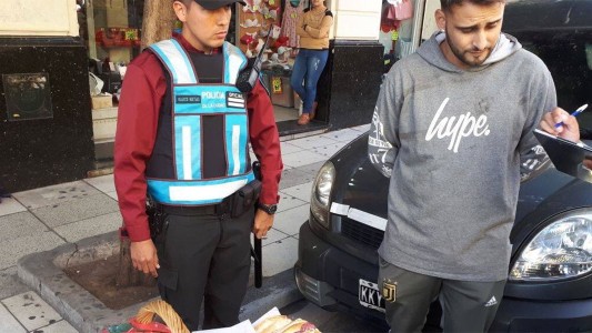 Vendía sandwiches de salame, se los secuestró la policía y la foto se viralizó en las redes