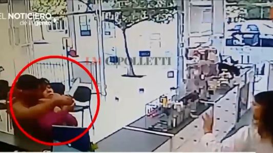 Con un cuchillo, tomó una rehén para robar