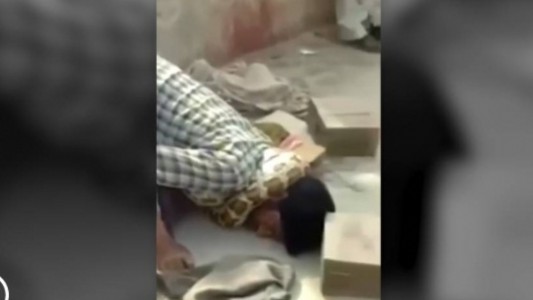 Un encantador de serpientes casi muere estrangulado por una pitón y el público no reacciona