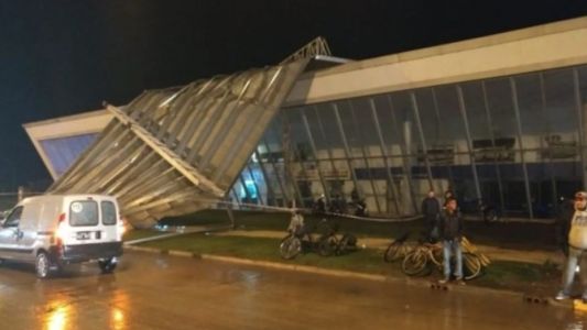 Fuerte temporal en Miramar: se voló el techo de la terminal de micros