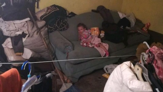 Denunciaron que les habían robado a su beba pero estaba entre la bvasura de su propia casa