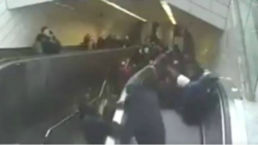 Video: una escalera mecánica se "tragó" a un hombre