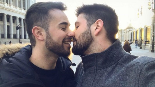 Instagram eliminó una foto de una pareja gay por considerarla "inapropiada"