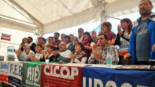 Docentes y estatales bonaerenses instalaron una carpa blanca a metros de la Gobernación