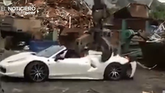 Ferrari destruida por error, pochoclo en cámara ultralenta y un colectivo sin chofer
