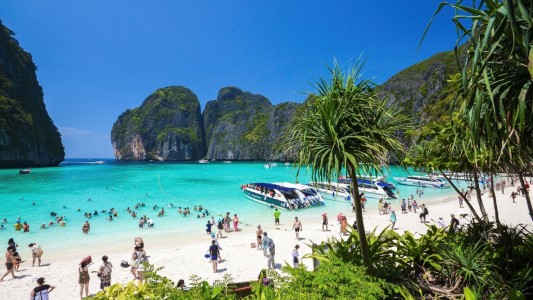 Cierran la playa más famosa de Tailandia por los daños causados por turistas
